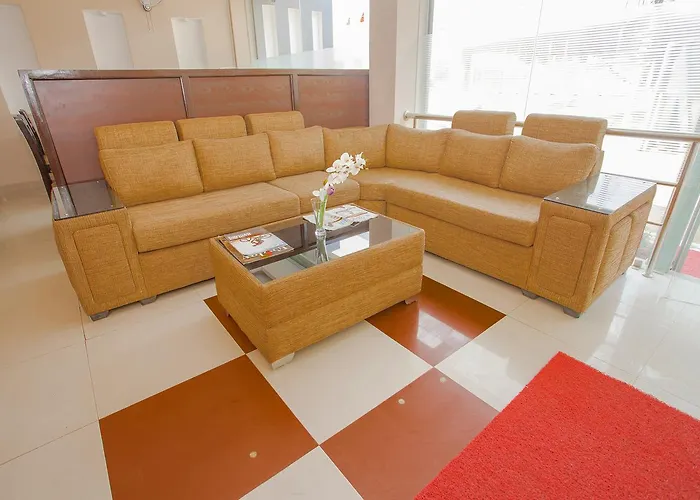 Oyo 136 Om Plaza 2*